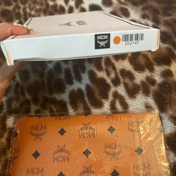 MCM Brown Logo Clutch - Picture 5 of 8